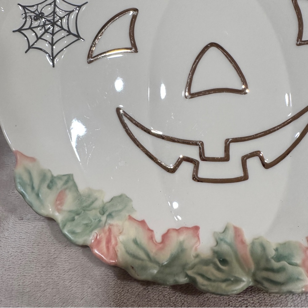 Lenox Ceramic Halloween Jack-O-Lantern Plate with Gold and Cream Accents - Picture 6 of 16